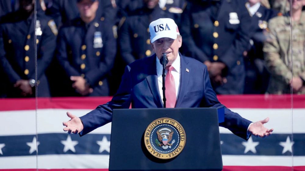 Ông Trump kể được lính cứu hỏa nhấc bổng đưa khỏi khu vực nguy hiểm sau vụ khủng bố 11-9, nhưng câu chuyện gây tranh cãi.