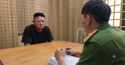 Sau va chạm xe máy, người đàn ông bị khởi tố vì ép phụ nữ đưa tiền
