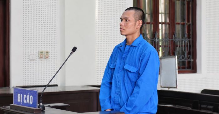 Moong Văn Coóng lĩnh 18 năm tù vì giết cha sau mâu thuẫn. Tòa án Nghệ An tuyên án nghiêm minh đối với hành vi đặc biệt nguy hiểm.