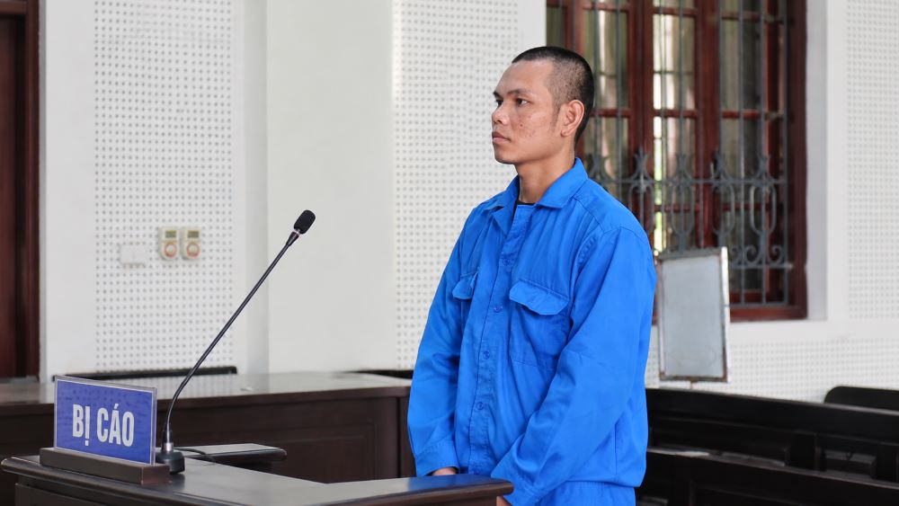 Moong Văn Coóng lĩnh 18 năm tù vì giết cha sau mâu thuẫn. Tòa án Nghệ An tuyên án nghiêm minh đối với hành vi đặc biệt nguy hiểm.