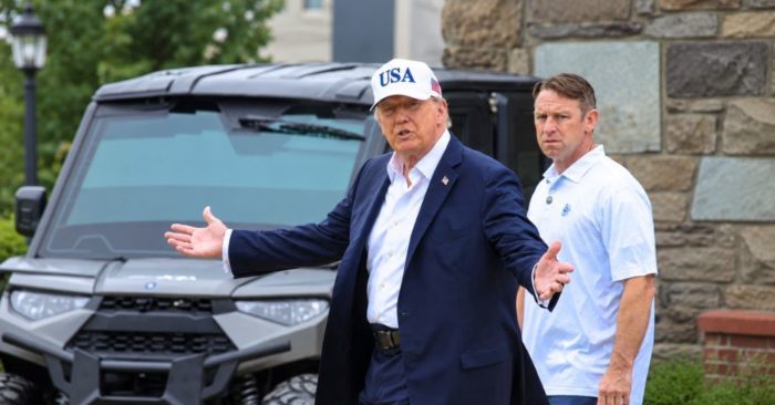 Donald Trump yêu cầu Ukraine ngừng tấn công dầu Nga, đồng thời nói Mỹ có thể ở lại Iran và tiếp tục kiểm soát nguồn dầu.