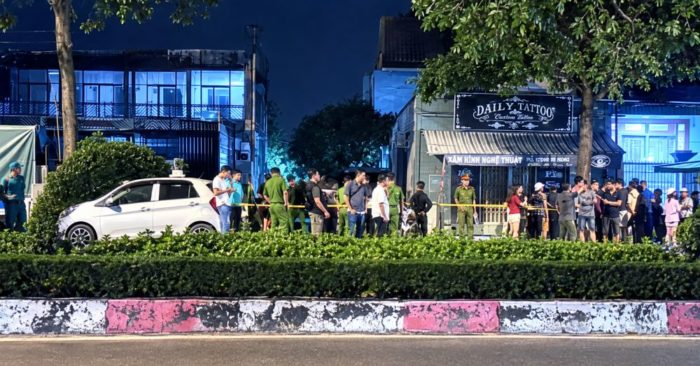 Vụ án mạng tại Phước Hải khiến một người đàn ông tử vong, vợ và con rể bị thương. Công an phong tỏa hiện trường, truy bắt nghi phạm.