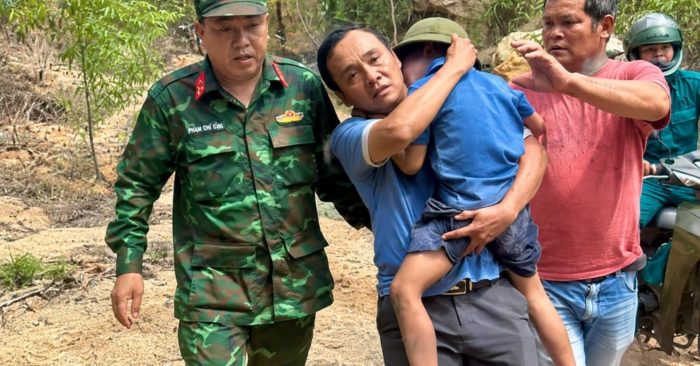 Bé trai 6 tuổi đi lạc trong rừng được tìm thấy an toàn, câu chuyện về chú chó Đen luôn bên cạnh khiến nhiều người xúc động.