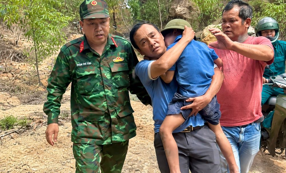 Bé trai 6 tuổi đi lạc trong rừng được tìm thấy an toàn, câu chuyện về chú chó Đen luôn bên cạnh khiến nhiều người xúc động.