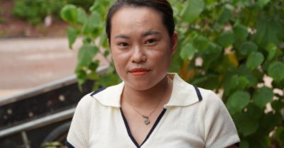 Cô giáo Nghệ An khiêng xe máy vượt suối đến điểm trường “3 không”