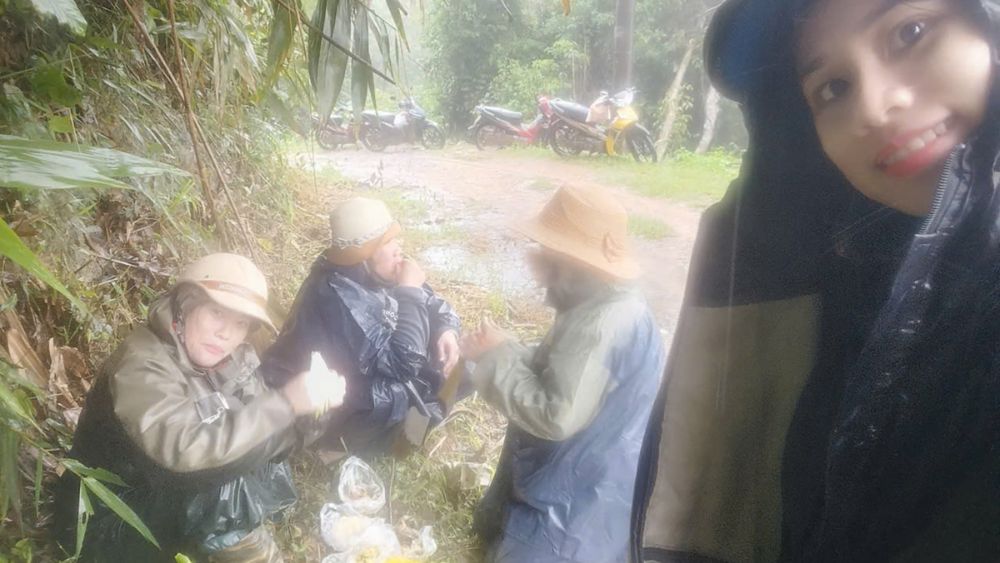 Bữa cơm vội của giáo viên Trường Mầm non Mỹ Lý 2 giữa hành trình gian nan đến các điểm trường vùng biên Nghệ An.