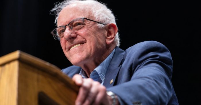 Thượng nghị sĩ Mỹ Bernie Sanders kêu gọi tạm dừng phát triển AI tiên tiến và cấm siêu trí tuệ nhân tạo để ngăn ngừa nguy cơ.