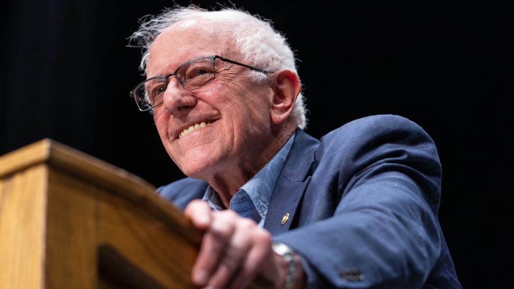 Thượng nghị sĩ Mỹ Bernie Sanders kêu gọi tạm dừng phát triển AI tiên tiến và cấm siêu trí tuệ nhân tạo để ngăn ngừa nguy cơ.