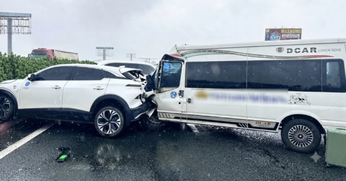 Vụ tai nạn liên hoàn trên cao tốc Pháp Vân - Cầu Giẽ sau khi ô tô Lexus lạng lách, dừng đột ngột giữa đường khiến xe khách và ô tô con đâm dồn toa.