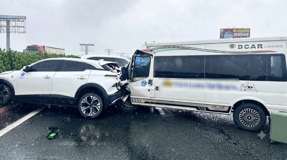 Vụ tai nạn liên hoàn trên cao tốc Pháp Vân - Cầu Giẽ sau khi ô tô Lexus lạng lách, dừng đột ngột giữa đường khiến xe khách và ô tô con đâm dồn toa.