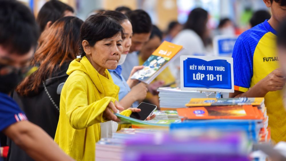 Cả nước còn thiếu gần 4 triệu cuốn sách giáo khoa, tương đương 1,5% nhu cầu, trong bối cảnh năm học 2026-2027 đã bắt đầu.