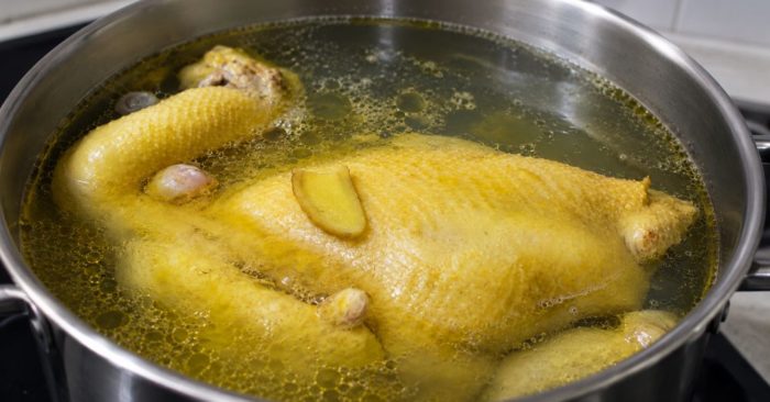 Thịt gà có thực sự kỵ tôm, tỏi, rau răm? Chuyên gia giải đáp các quan niệm dân gian và lưu ý an toàn khi chế biến thịt gà.