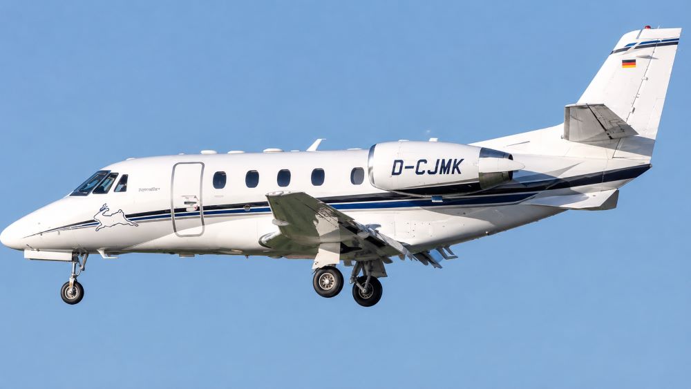 Máy bay Cessna 560XLS+ đáp nhầm căn cứ Fairford, nơi đóng quân của oanh tạc cơ B-1B Mỹ, và bị giữ lại 3 giờ để làm thủ tục.