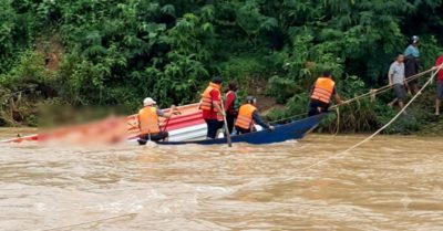 Lũ cuốn trôi thuyền, 10 người dân được cứu an toàn