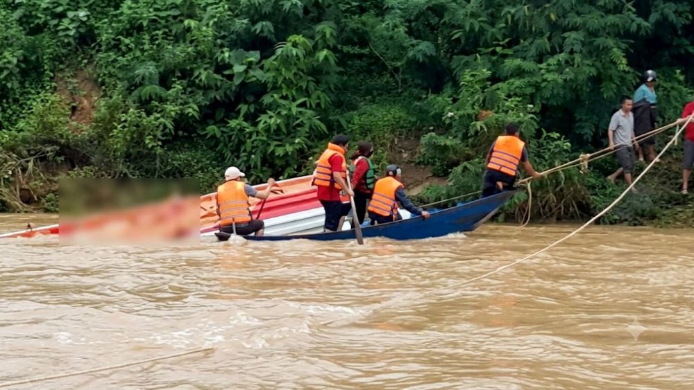 Thuyền chở 10 người dân qua sông Hội Nguyên (Nghệ An) bị lũ cuốn trôi bất ngờ. Lực lượng chức năng đã kịp thời ứng cứu thành công toàn bộ nạn nhân