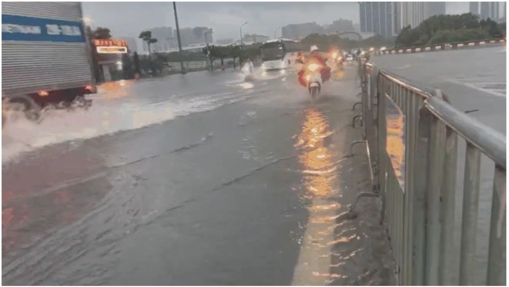 Miền Bắc đang có đợt mưa lớn diện rộng gây ngập cục bộ trước khi đón những ngày thu nắng đẹp. Cập nhật ngay diễn biến và dự báo thời tiết chi tiết.