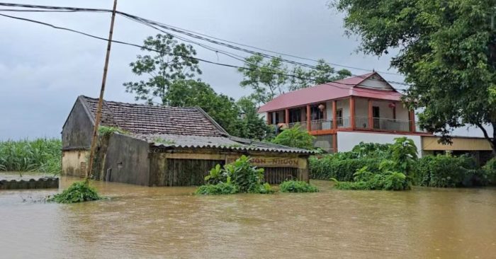 Ngập lụt Thanh Hóa khiến 301 hộ dân ở xã Thành Vinh ngập sâu, có nơi hơn 1,2m. Chính quyền khẩn trương di dời người dân đến nơi an toàn.