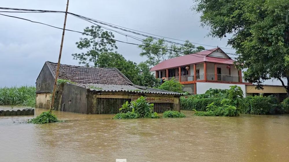 Ngập lụt Thanh Hóa khiến 301 hộ dân ở xã Thành Vinh ngập sâu, có nơi hơn 1,2m. Chính quyền khẩn trương di dời người dân đến nơi an toàn.