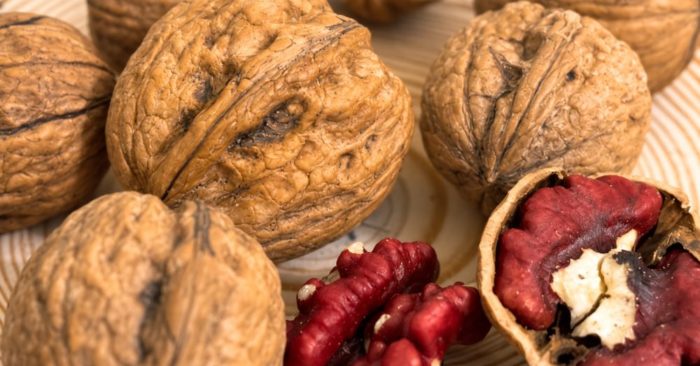 Hạt óc chó giàu omega-3 dạng ALA và chất béo không bão hòa, có thể hỗ trợ sức khỏe tim mạch khi bổ sung trong chế độ ăn.