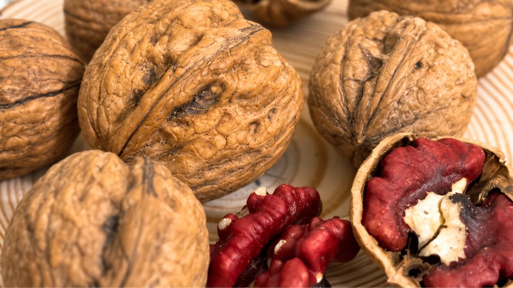 Hạt óc chó giàu omega-3 dạng ALA và chất béo không bão hòa, có thể hỗ trợ sức khỏe tim mạch khi bổ sung trong chế độ ăn.