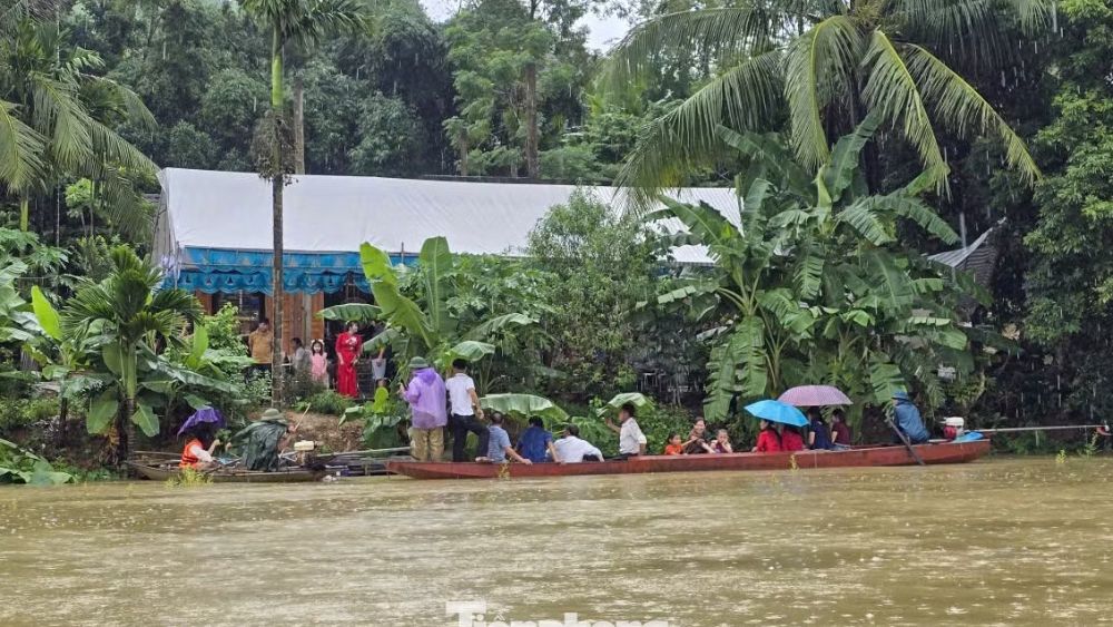 Ngập lụt ở Thanh Hóa khiến hàng trăm hộ dân phải dùng thuyền di chuyển khi nước sông Bưởi dâng cao nhanh, có nơi ngập hơn 1,2m.