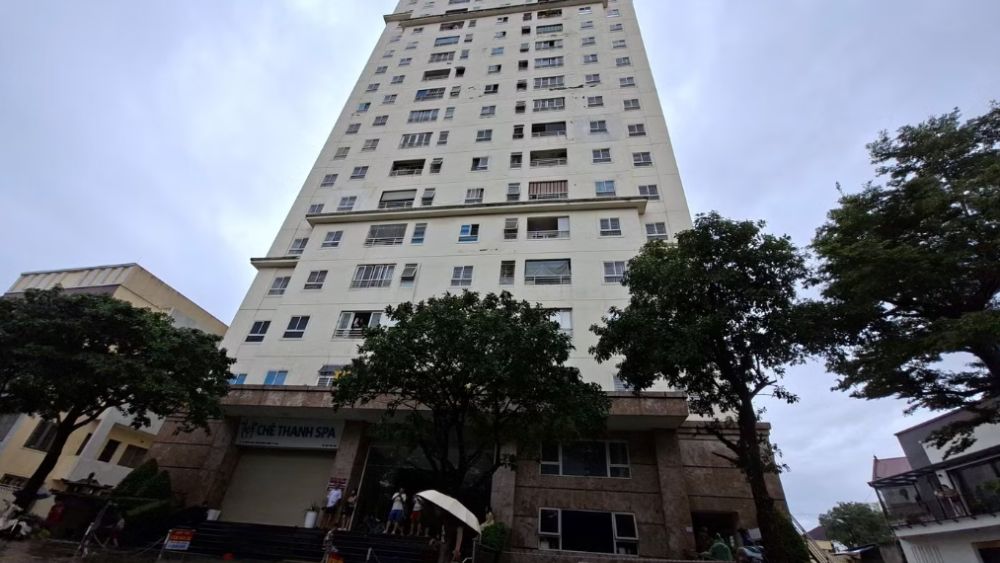 Mưa lớn khiến nước tràn vào tầng hầm chung cư Green View 2 ở Nghệ An, nhấn chìm nhiều xe máy và tài sản.
