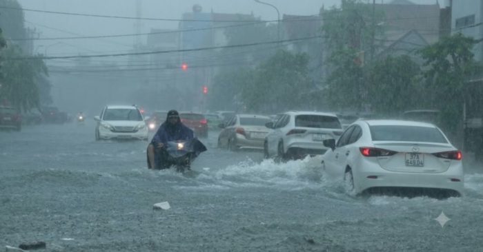 Mưa lớn gây ngập lụt diện rộng tại TP Vinh, Nghệ An; các xe ô tô, xe máy chật vật lội nước di chuyển trên đường phố ngập sâu.
