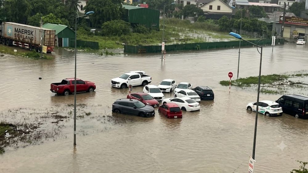 Nhiều ô tô bị nước bủa vằn, mắc kẹt giữa đường ngập sâu ở Nghệ An sau trận mưa lớn. Xem ngay hình ảnh chi tiết vụ việc.
