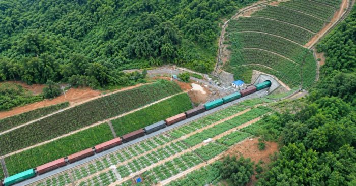 Tàu hàng đầu tiên chạy thử an toàn qua hầm Khe Nét, mở đầu quy trình vận hành 6 ngày trước khi khai thác chính thức tuyến đường sắt Bắc - Nam.