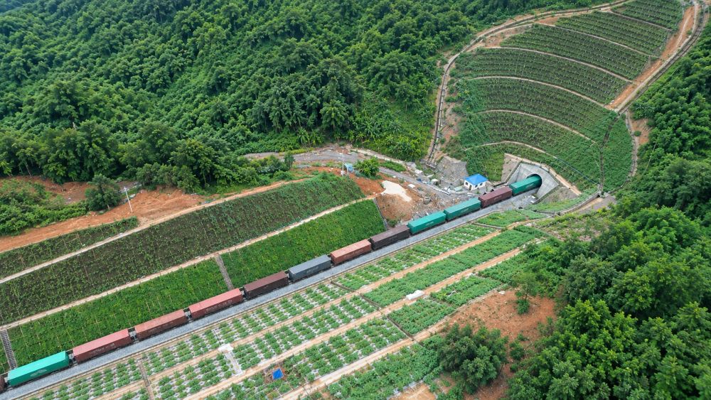 Tàu hàng đầu tiên chạy thử an toàn qua hầm Khe Nét, mở đầu quy trình vận hành 6 ngày trước khi khai thác chính thức tuyến đường sắt Bắc - Nam.
