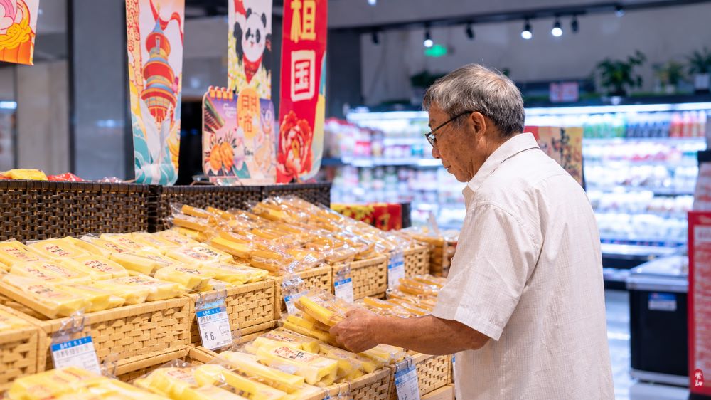 Bánh trung thu Trung Quốc giảm quy mô gần 50% khi sức mua suy yếu, người tiêu dùng ưu tiên sản phẩm bình dân và chi tiêu thiết thực hơn.