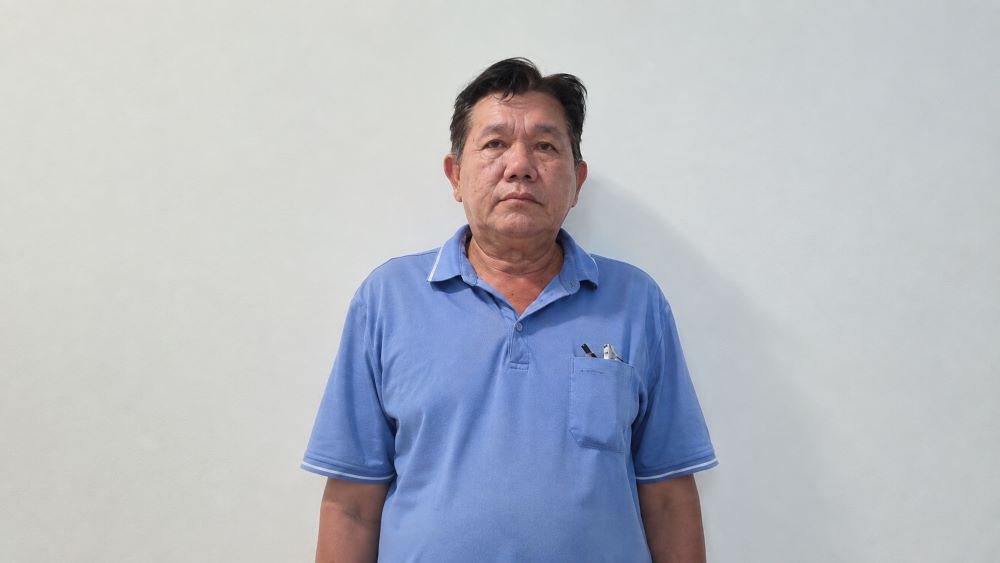 Trần Văn Hùng, bị truy nã đặc biệt nguy hiểm sau vụ giả danh chủ đất lừa đảo 500 triệu đồng, đã đến Công an TP Cần Thơ đầu thú.