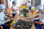 Vị ngọt bùi trong chiếc bánh gai đen bóng của xứ Thanh