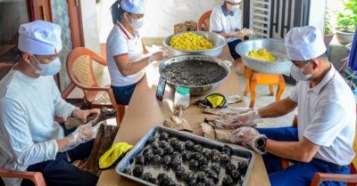 Vị ngọt bùi trong chiếc bánh gai đen bóng của xứ Thanh