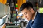 Rời Nhật về làng, anh thợ cơ khí đưa máy mới vào xưởng lụa