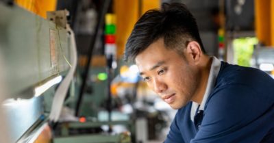 Rời Nhật về làng, anh thợ cơ khí đưa máy mới vào xưởng lụa