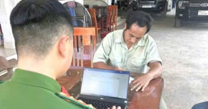 Nghi phạm Vừ Bá Lỉa đâm em trai tử vong rồi trốn vào rừng một tháng trước khi ra đầu thú, sống bằng quả rừng và nước suối.