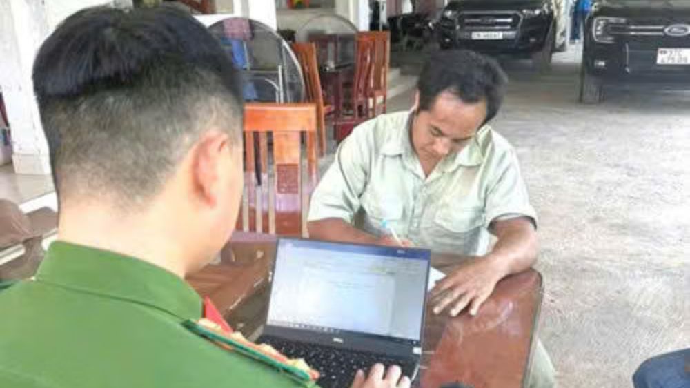 Nghi phạm Vừ Bá Lỉa đâm em trai tử vong rồi trốn vào rừng một tháng trước khi ra đầu thú, sống bằng quả rừng và nước suối.