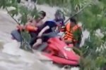 Người đàn ông mắc kẹt giữa dòng lũ được cứu khi nước chảy xiết
