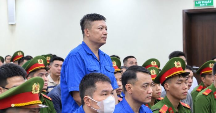 Tại tòa, Hoàng Mạnh Hà được xác định đã đưa 150.000 USD nhờ trung gian “lo việc” cho doanh nghiệp. Vụ án tiếp tục được xét hỏi.