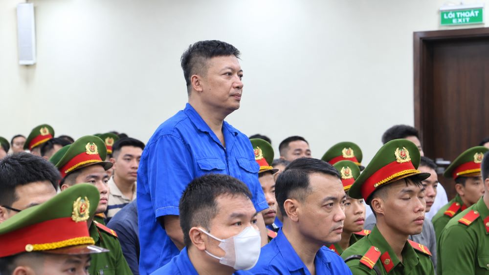 Tại tòa, Hoàng Mạnh Hà được xác định đã đưa 150.000 USD nhờ trung gian “lo việc” cho doanh nghiệp. Vụ án tiếp tục được xét hỏi.