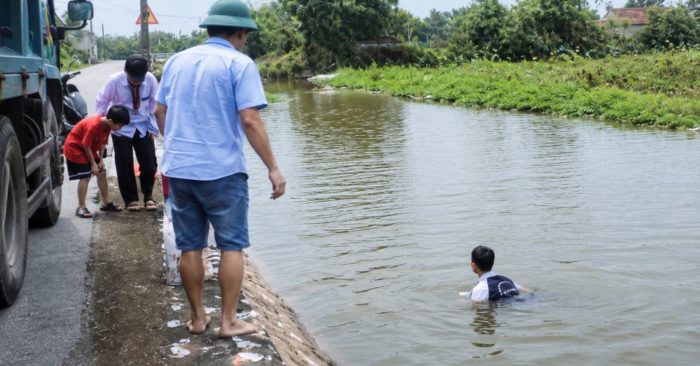 Nam sinh Ninh Bình cứu 2 em nhỏ gặp nạn dưới sông Múc, hành động dũng cảm dù em không biết bơi.