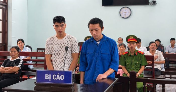 Hai bị cáo ở Huế lĩnh án sau vụ vô cớ dùng vỏ chai bia ném vào mặt người đi đường, gây thương tích 6%.