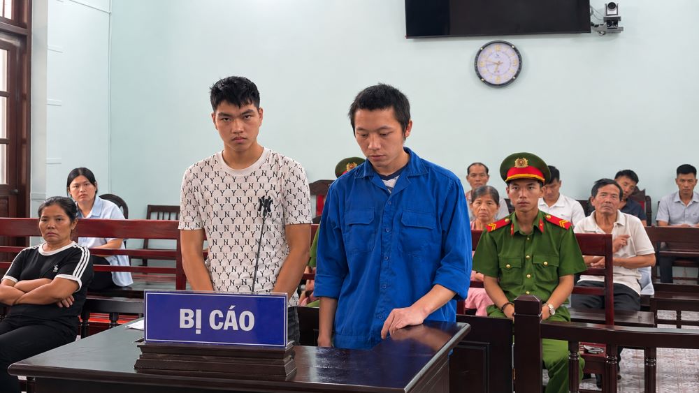 Hai bị cáo ở Huế lĩnh án sau vụ vô cớ dùng vỏ chai bia ném vào mặt người đi đường, gây thương tích 6%.