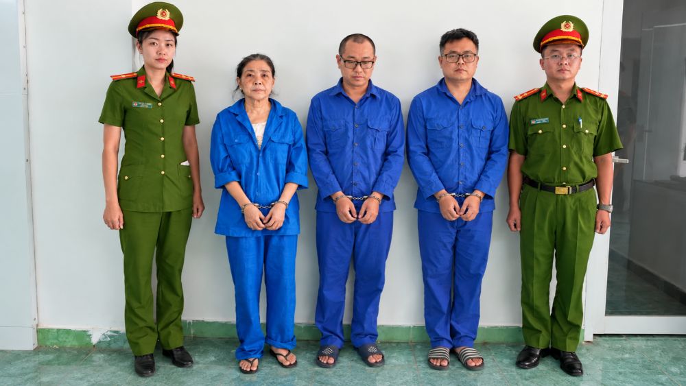 Công an TP.HCM khởi tố 3 bị can liên quan đường dây in ấn phát hành sách trái phép, với 21.000 quyển sách không có giấy phép.