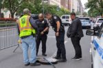 Hai người bước lên từ nắp cống giữa lúc New York tăng cường an ninh