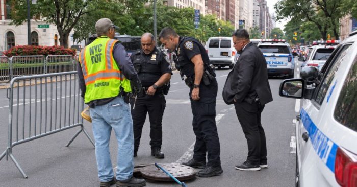 Phát hiện 2 nghi phạm chui lên từ nắp cống gần khách sạn ông Netanyahu thường lưu trú ở New York. Chi tiết vụ việc gây chú ý.