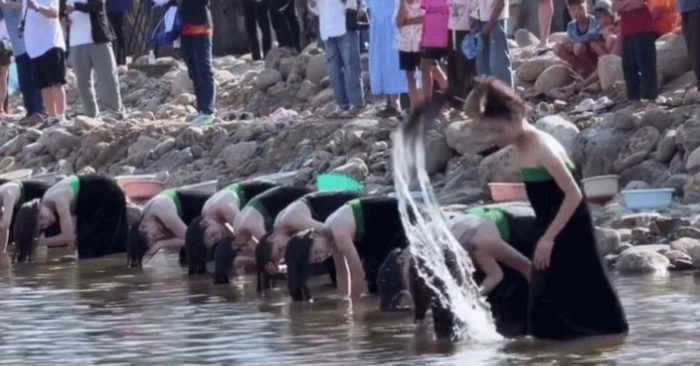 Gần 100 thiếu nữ Thái thực hiện nghi thức gội đầu bên dòng Nậm Pe trong lễ hội tại Bình Lư, Lai Châu, thu hút sự chú ý của du khách.