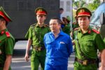 Mai Anh cùng 64 bị cáo bước vào phiên xét xử