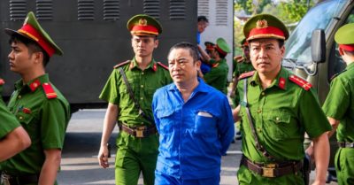 Mai Anh cùng 64 bị cáo bước vào phiên xét xử